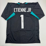 Camiseta de fútbol americano autografiada/firmada de Travis Etienne Jr. Jacksonville, color negro, Beckett BAS COA