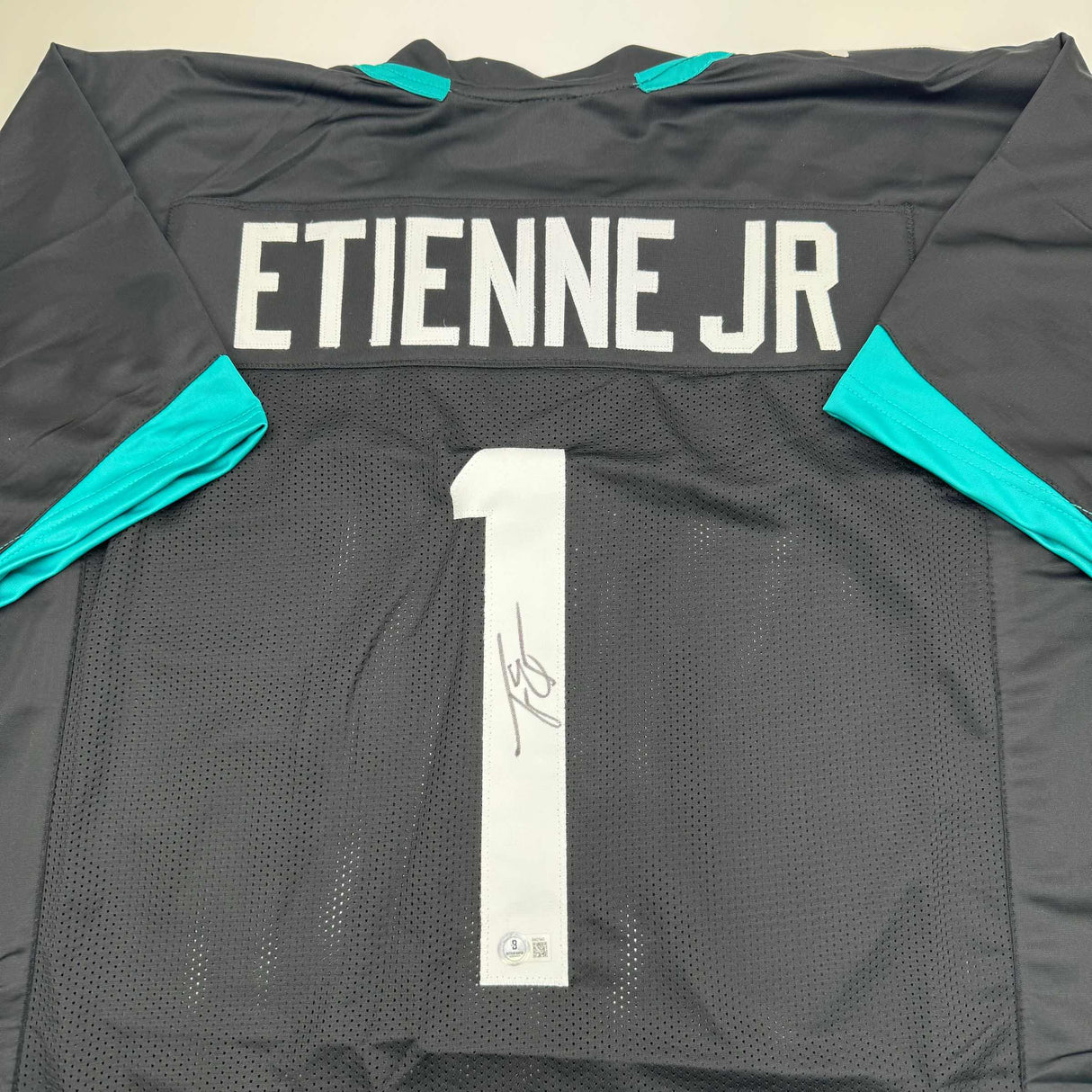 Camiseta de fútbol americano autografiada/firmada de Travis Etienne Jr. Jacksonville, color negro, Beckett BAS COA