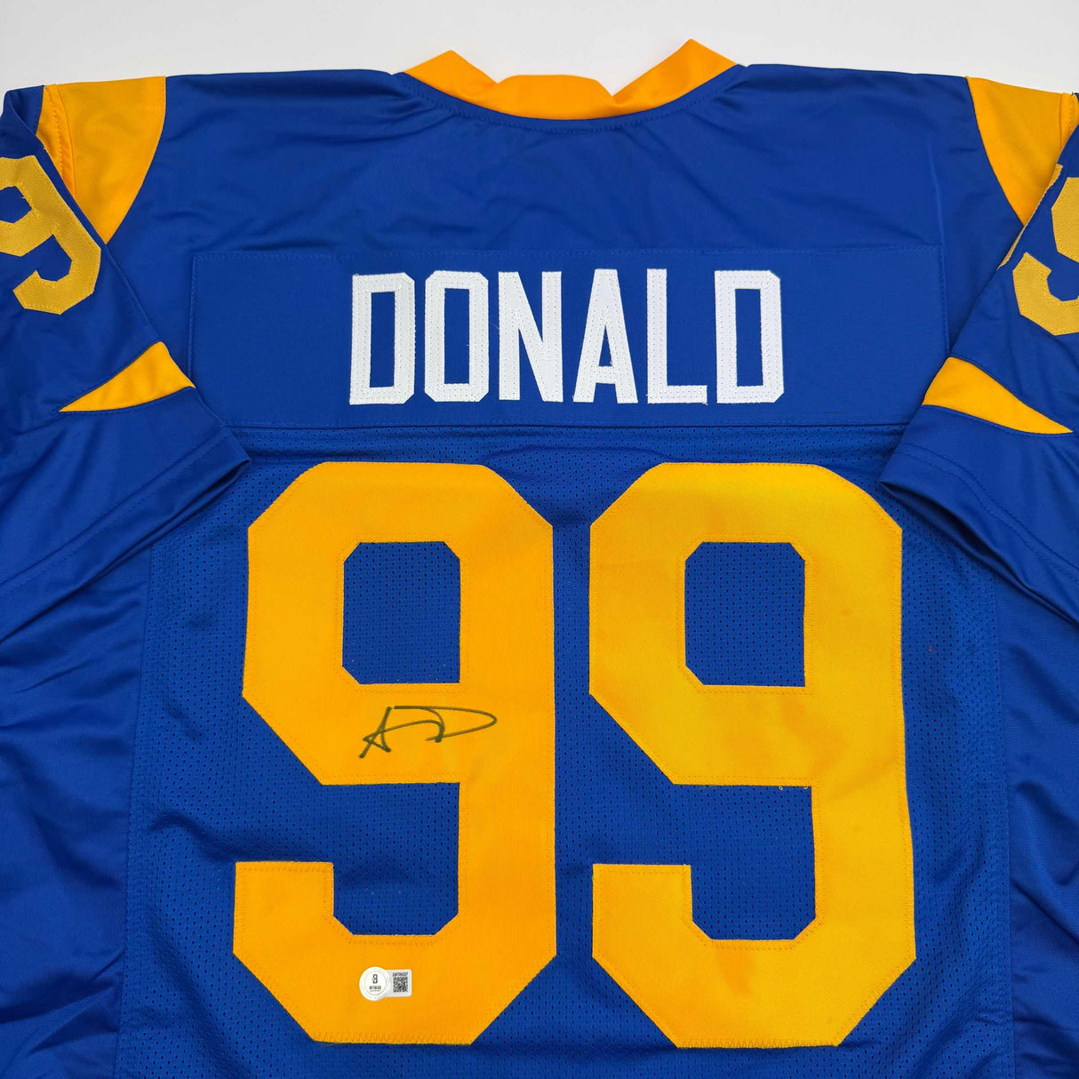 Camiseta de fútbol retro azul autografiada/firmada de Aaron Donald Los Ángeles LA Beckett BAS COA