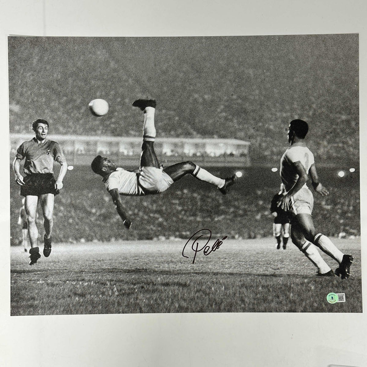 Foto autografiada/firmada de Pelé, fútbol brasileño, 16 x 20, patada de bicicleta, Beckett, BAS, COA, Auto