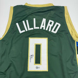 Camiseta de baloncesto verde de Milwaukee de Damian Lillard autografiada/firmada Beckett BAS COA #2