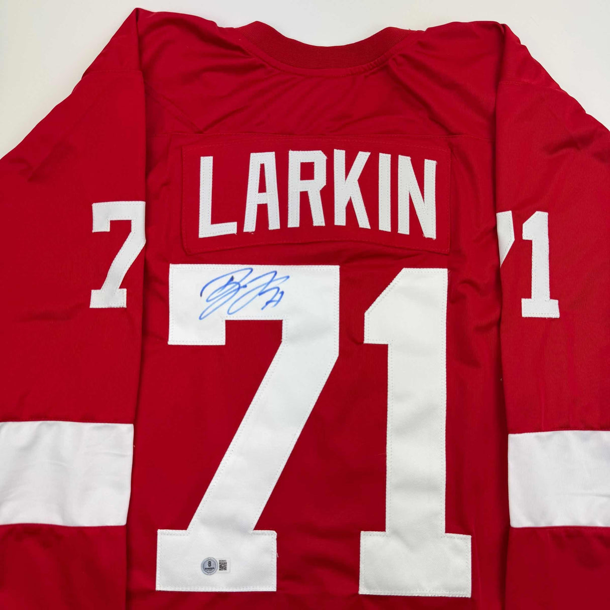 Camiseta de hockey autografiada/firmada de Dylan Larkin Detroit Red Beckett BAS COA