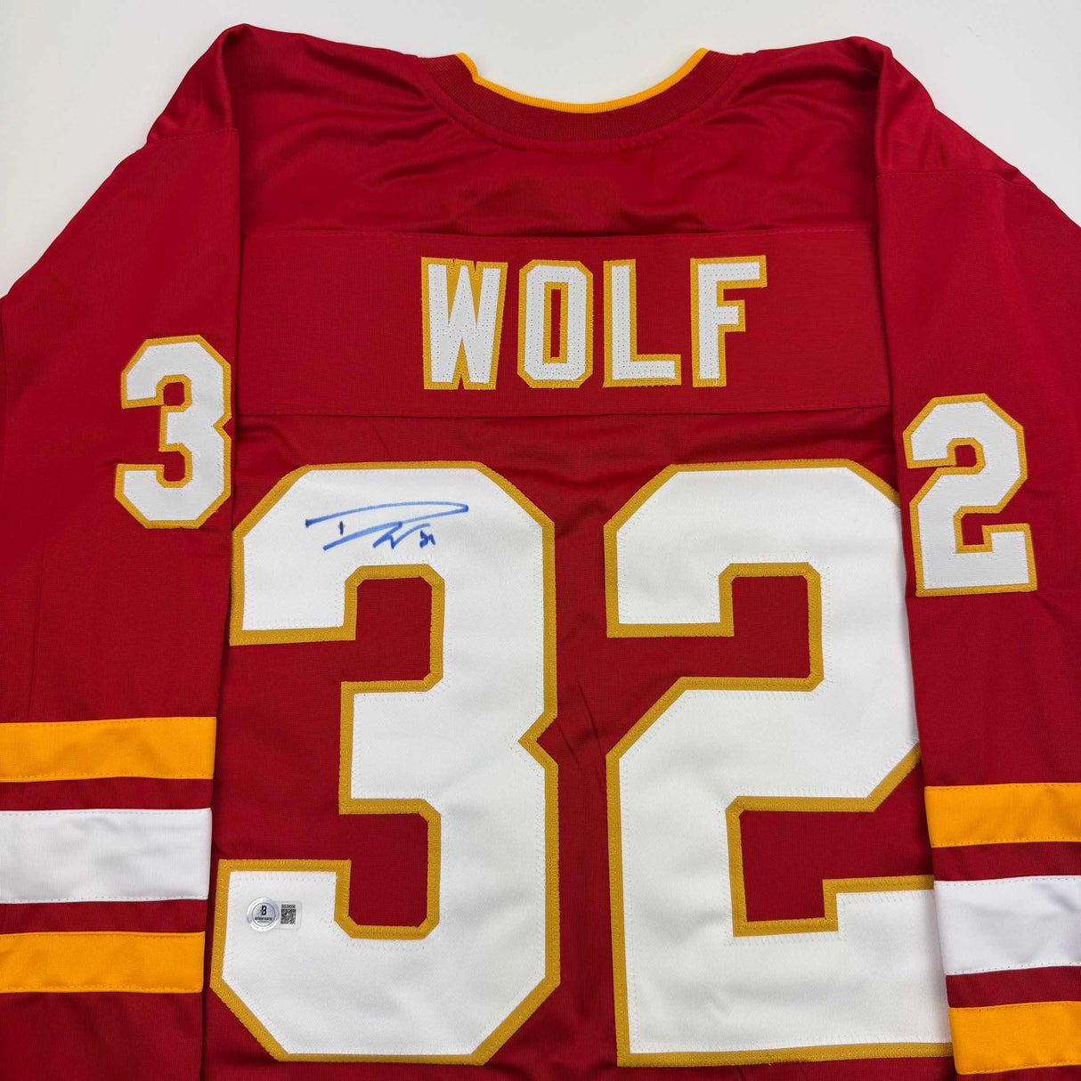 Camiseta de hockey roja de Calgary autografiada/firmada por Dustin Wolf Beckett BAS COA