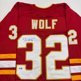 Camiseta de hockey roja de Calgary autografiada/firmada por Dustin Wolf Beckett BAS COA