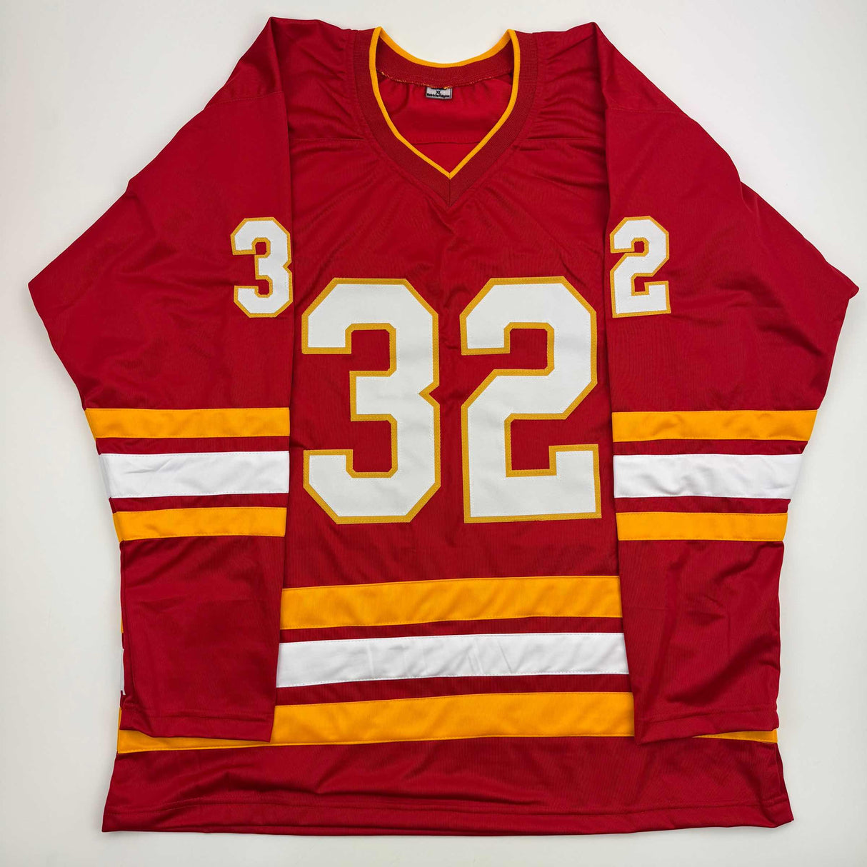 Camiseta de hockey roja de Calgary autografiada/firmada por Dustin Wolf Beckett BAS COA