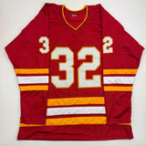 Camiseta de hockey roja de Calgary autografiada/firmada por Dustin Wolf Beckett BAS COA