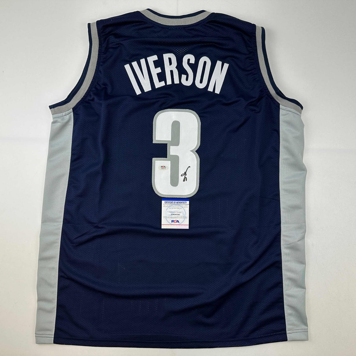 Camiseta de baloncesto universitaria azul Georgetown de Allen Iverson autografiada y firmada. PSA/CÓDIGO DE ADN