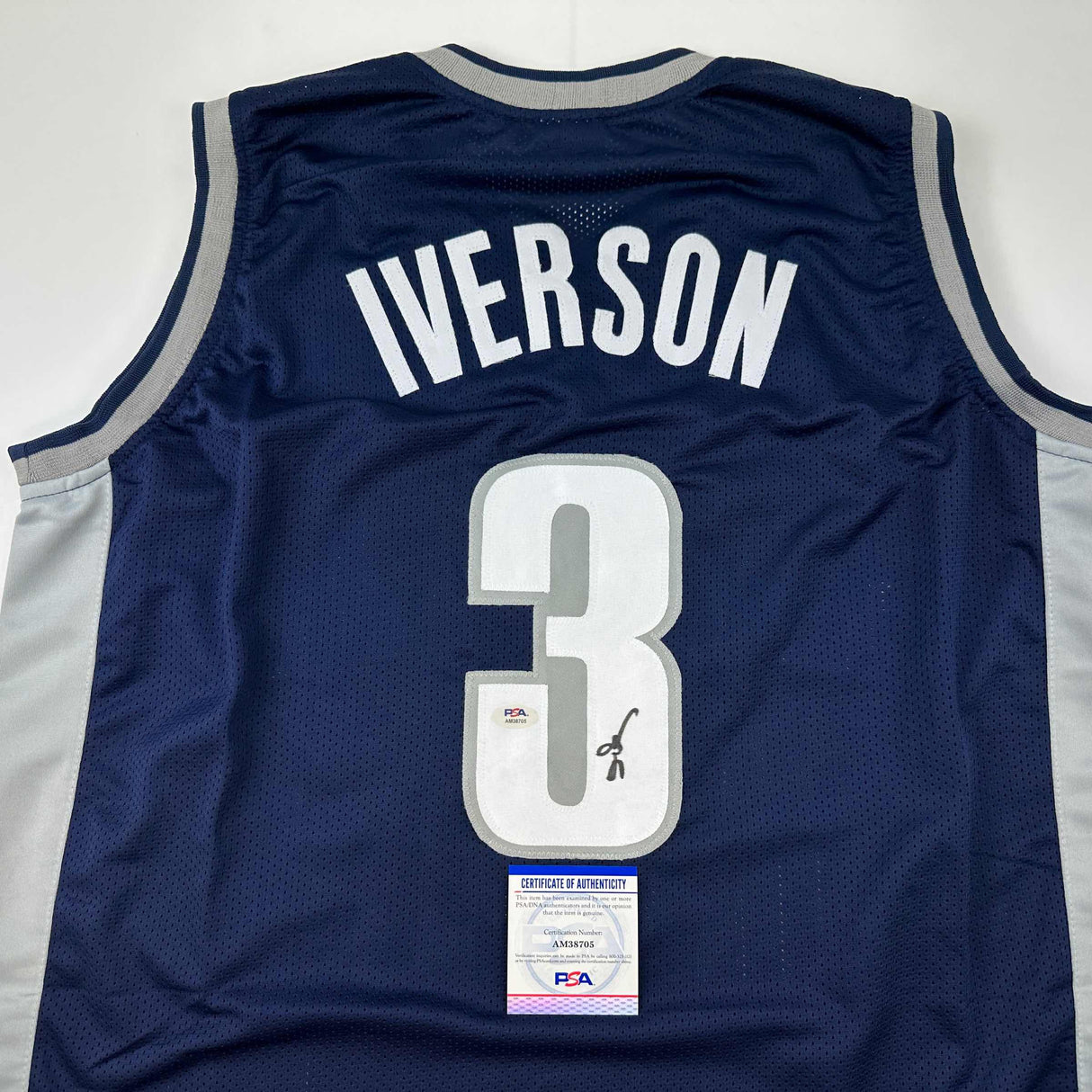 Camiseta de baloncesto universitaria azul Georgetown de Allen Iverson autografiada y firmada. PSA/CÓDIGO DE ADN