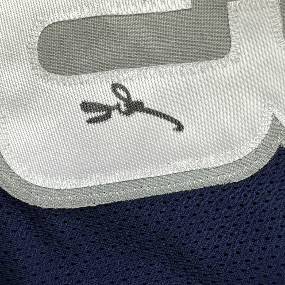 Camiseta de baloncesto universitaria azul Georgetown de Allen Iverson autografiada y firmada. PSA/CÓDIGO DE ADN