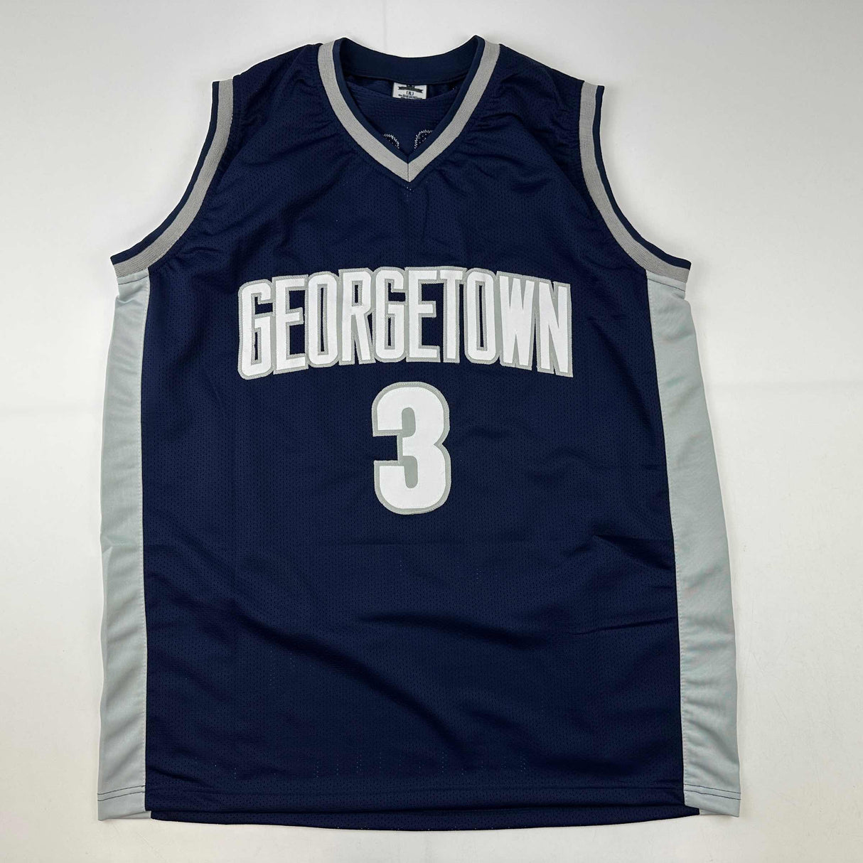 Camiseta de baloncesto universitaria azul Georgetown de Allen Iverson autografiada y firmada. PSA/CÓDIGO DE ADN