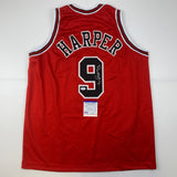 Camiseta de baloncesto roja de Chicago autografiada/firmada por Ron Harper. PSA/CÓDIGO DE AUTÉNTICO DE ADN.