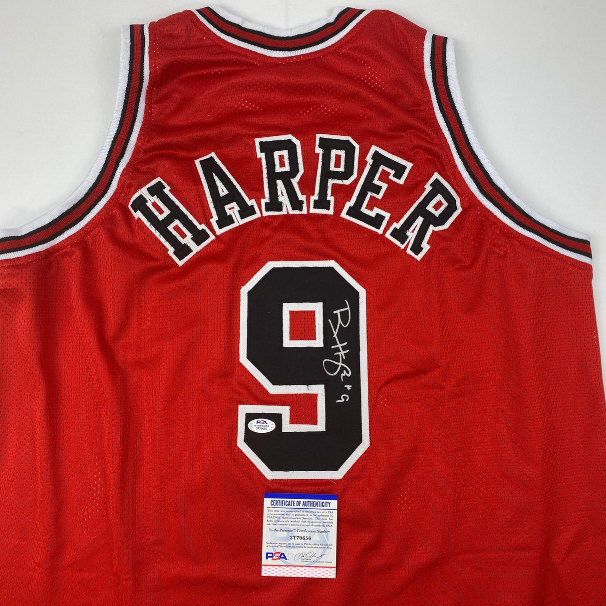 Camiseta de baloncesto roja de Chicago autografiada/firmada por Ron Harper. PSA/CÓDIGO DE AUTÉNTICO DE ADN.