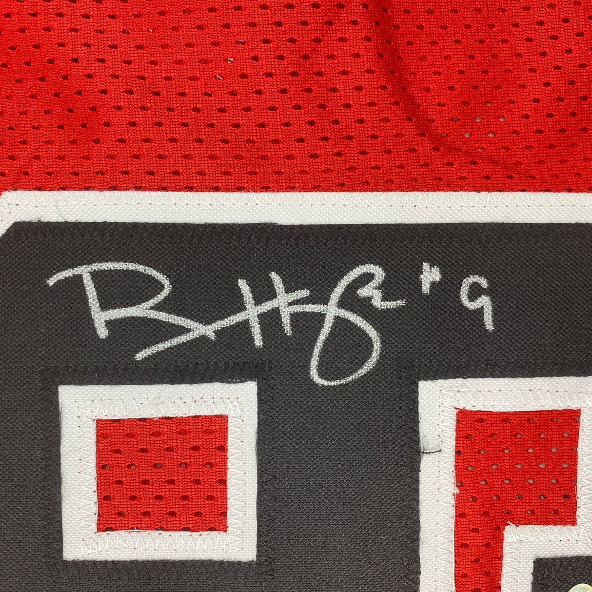Camiseta de baloncesto roja de Chicago autografiada/firmada por Ron Harper. PSA/CÓDIGO DE AUTÉNTICO DE ADN.