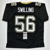 Camiseta de fútbol negra de Nueva Orleans autografiada/firmada por Pat Swilling (JSA COA)