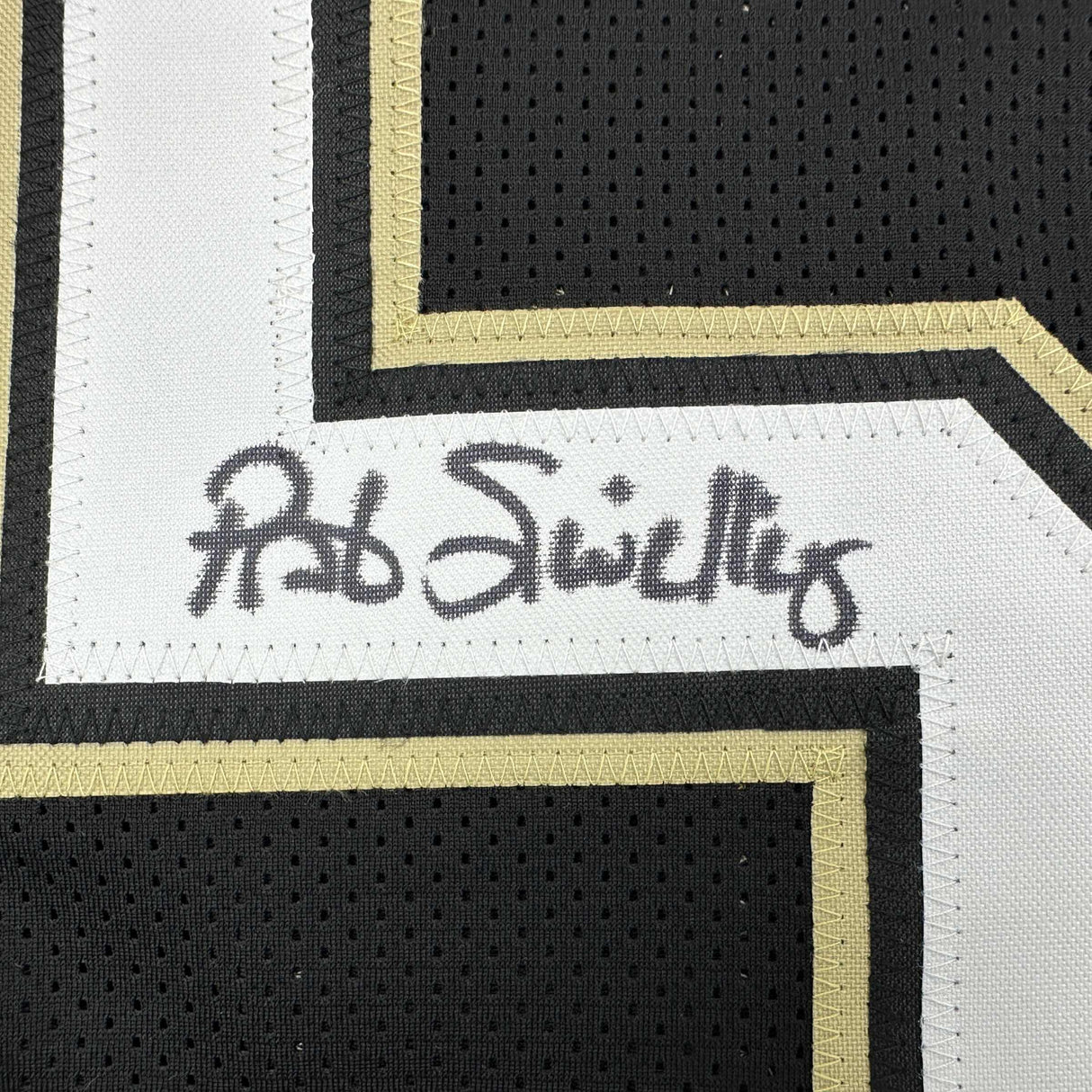 Camiseta de fútbol negra de Nueva Orleans autografiada/firmada por Pat Swilling (JSA COA)