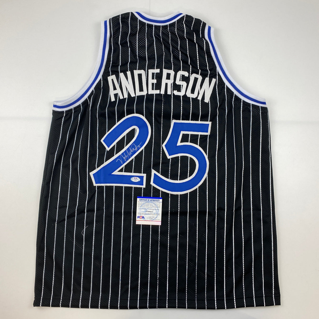 Camiseta de baloncesto de rayas negras de Orlando autografiada y firmada por Nick Anderson. Certificado de autenticidad/ADN.