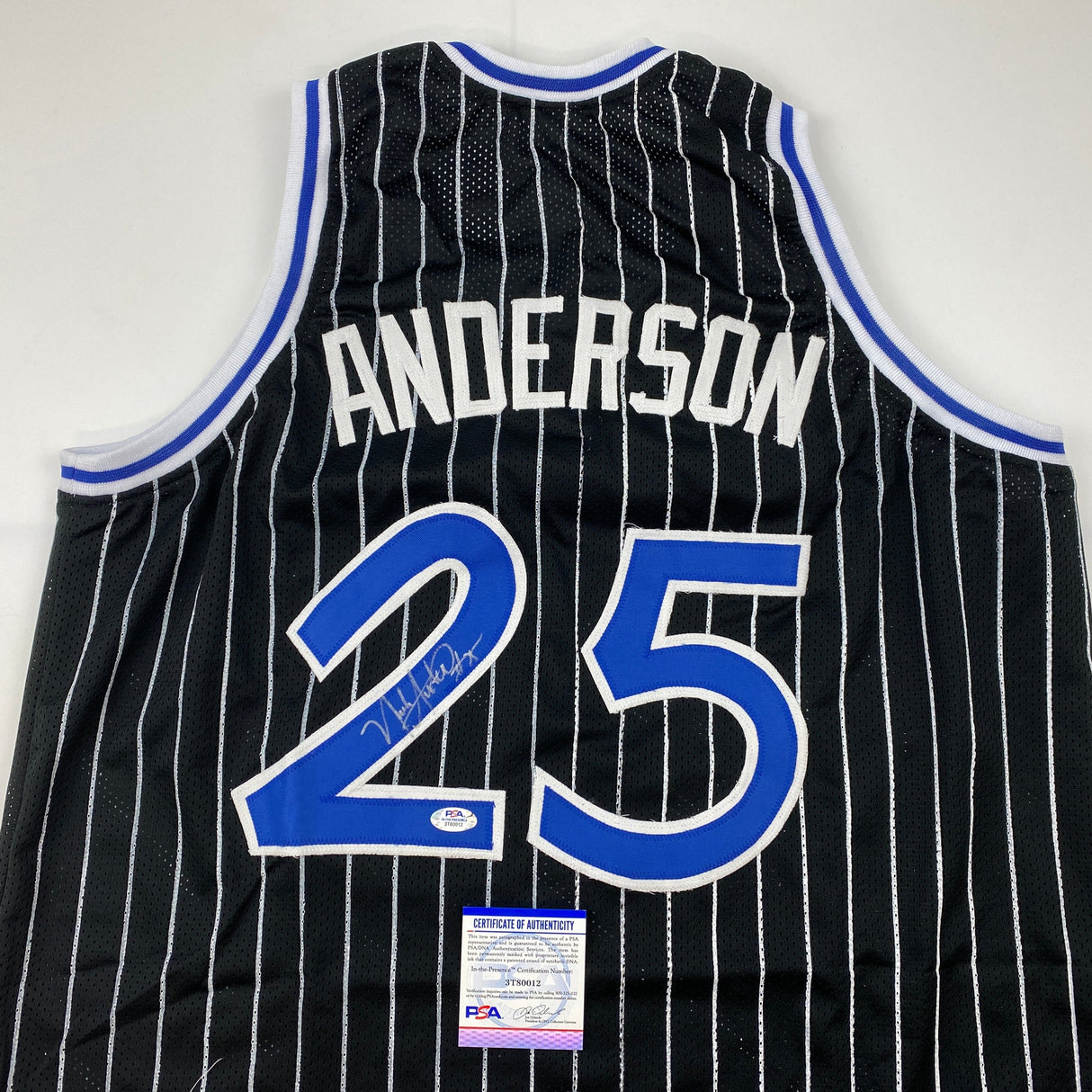 Camiseta de baloncesto de rayas negras de Orlando autografiada y firmada por Nick Anderson. Certificado de autenticidad/ADN.