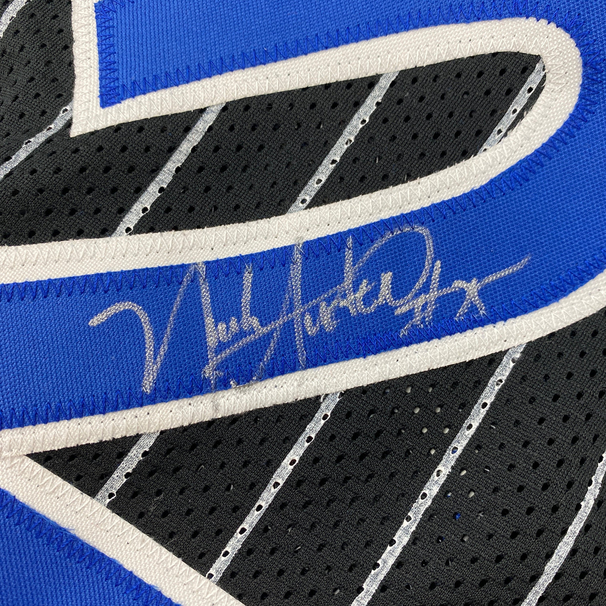 Camiseta de baloncesto de rayas negras de Orlando autografiada y firmada por Nick Anderson. Certificado de autenticidad/ADN.