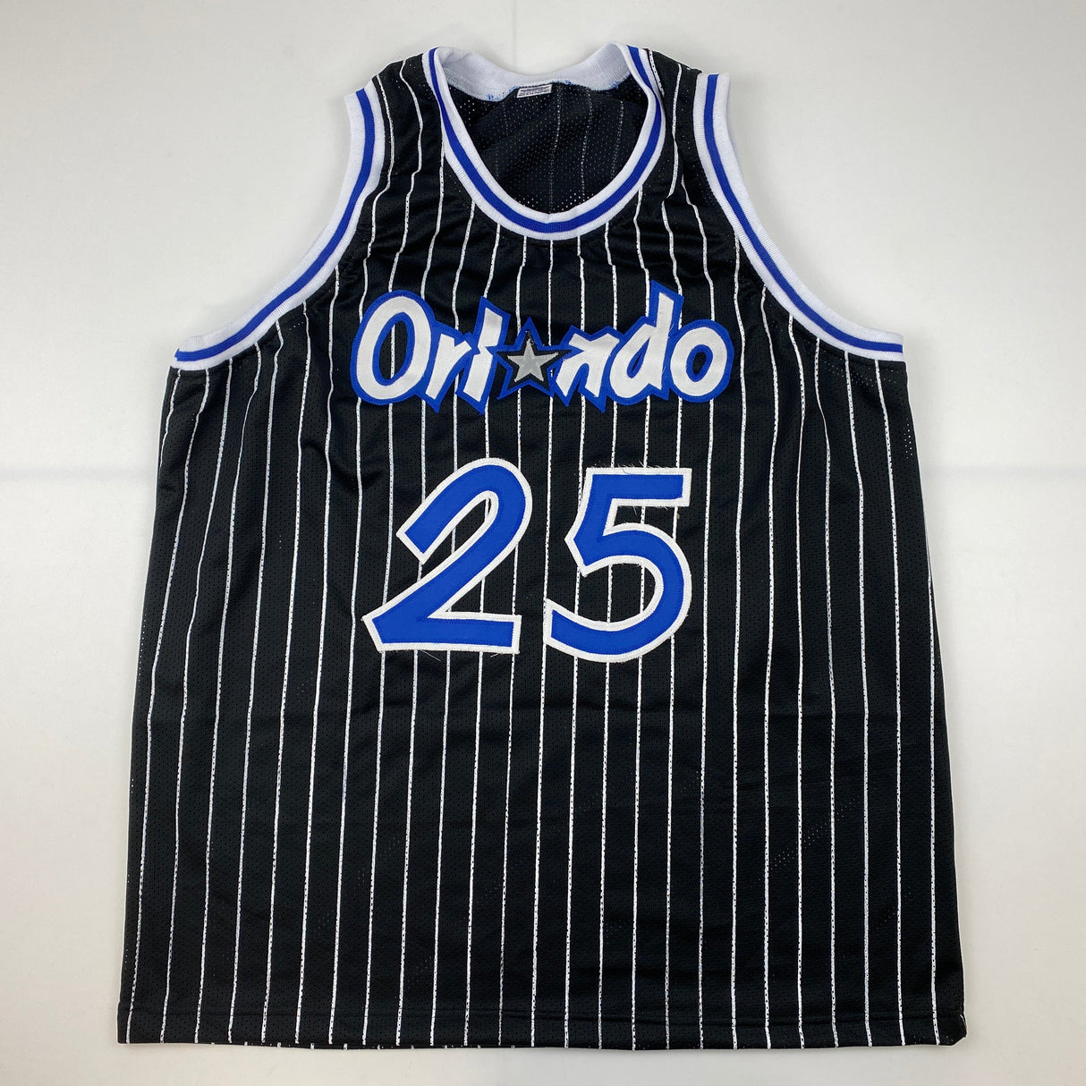 Camiseta de baloncesto de rayas negras de Orlando autografiada y firmada por Nick Anderson. Certificado de autenticidad/ADN.