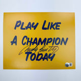 Foto autografiada/firmada de Rudy Ruettiger: Juega como un campeón hoy. Notre Dame Irish. Foto de fútbol americano universitario de 8 x 10. Beckett BAS COA.