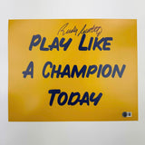 Foto autografiada/firmada de Rudy Ruettiger: Juega como un campeón hoy. Notre Dame Irish. Foto de fútbol americano universitario de 11 x 14. Beckett BAS COA.