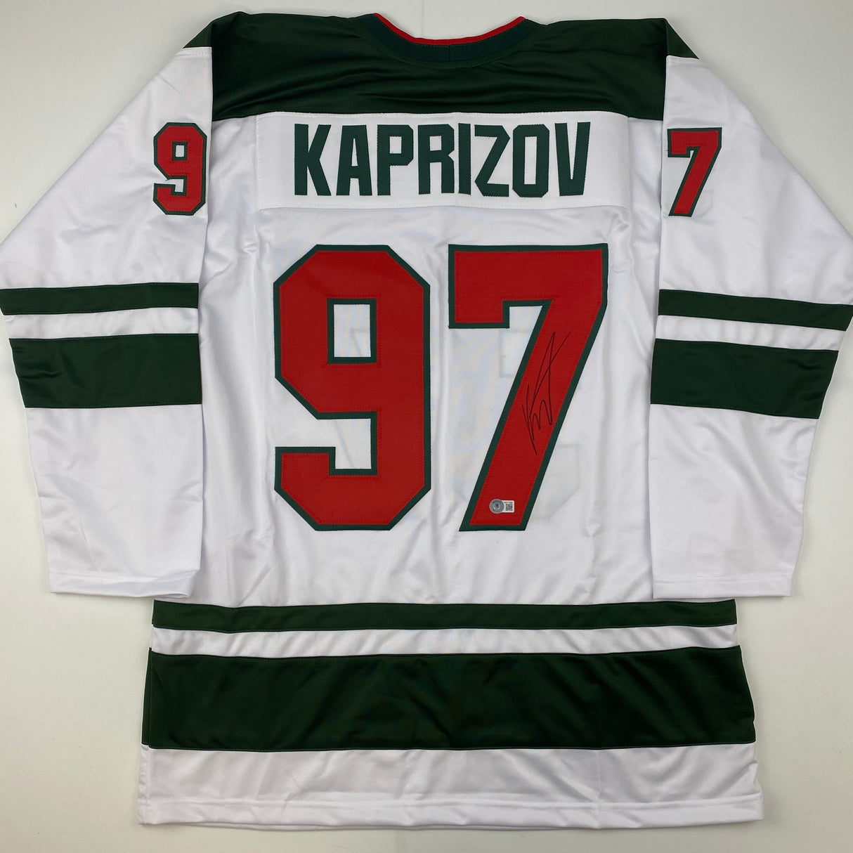 Camiseta de hockey blanca de Minnesota Kirill Kaprizov autografiada/firmada Beckett BAS COA