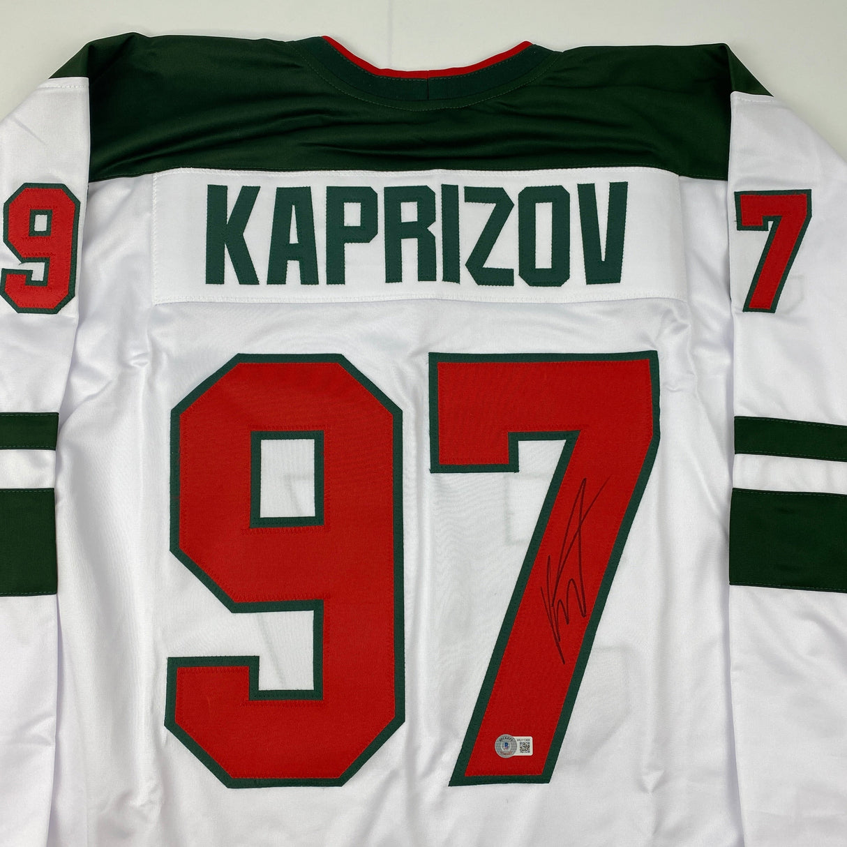 Camiseta de hockey blanca de Minnesota Kirill Kaprizov autografiada/firmada Beckett BAS COA