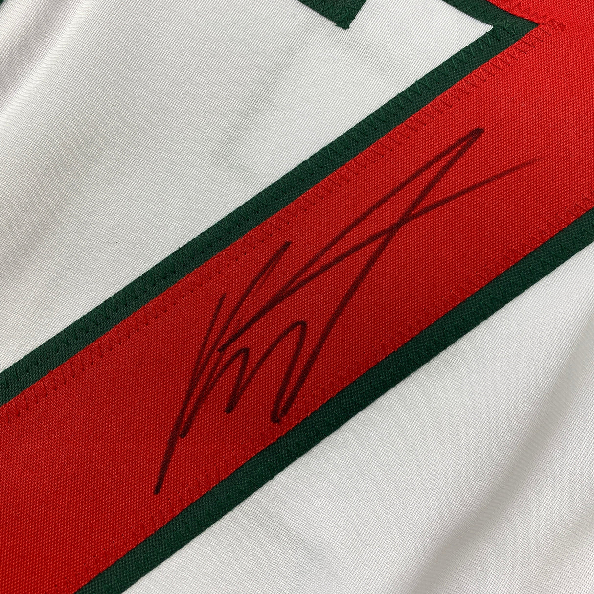 Camiseta de hockey blanca de Minnesota Kirill Kaprizov autografiada/firmada Beckett BAS COA