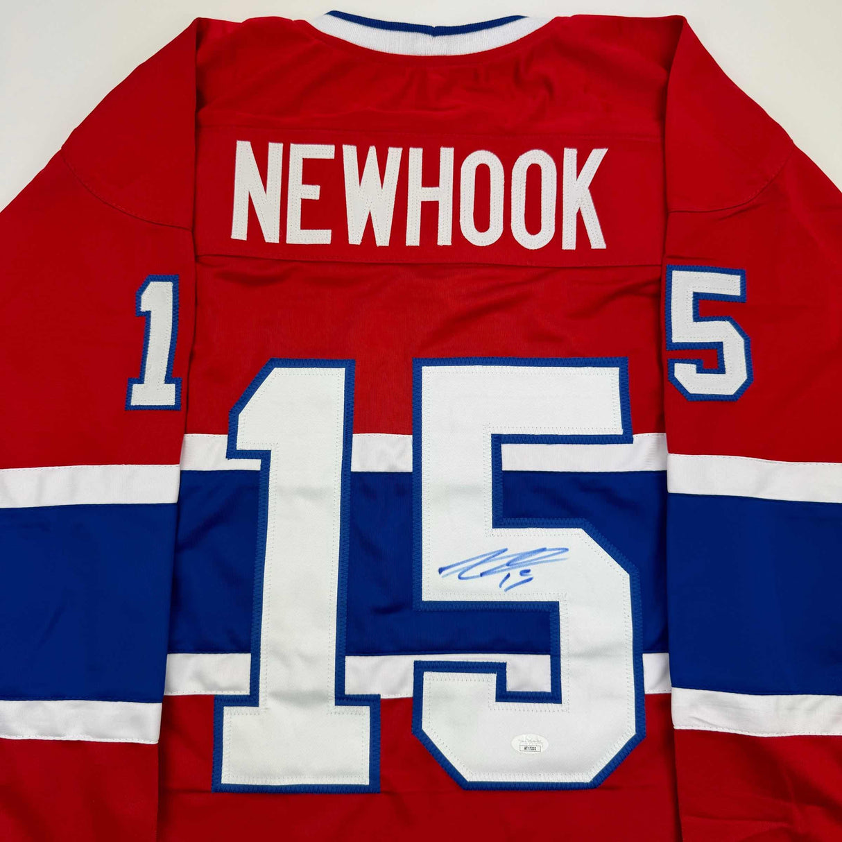 Camiseta de hockey roja de Montreal autografiada/firmada por Alex Newhook (JSA COA)