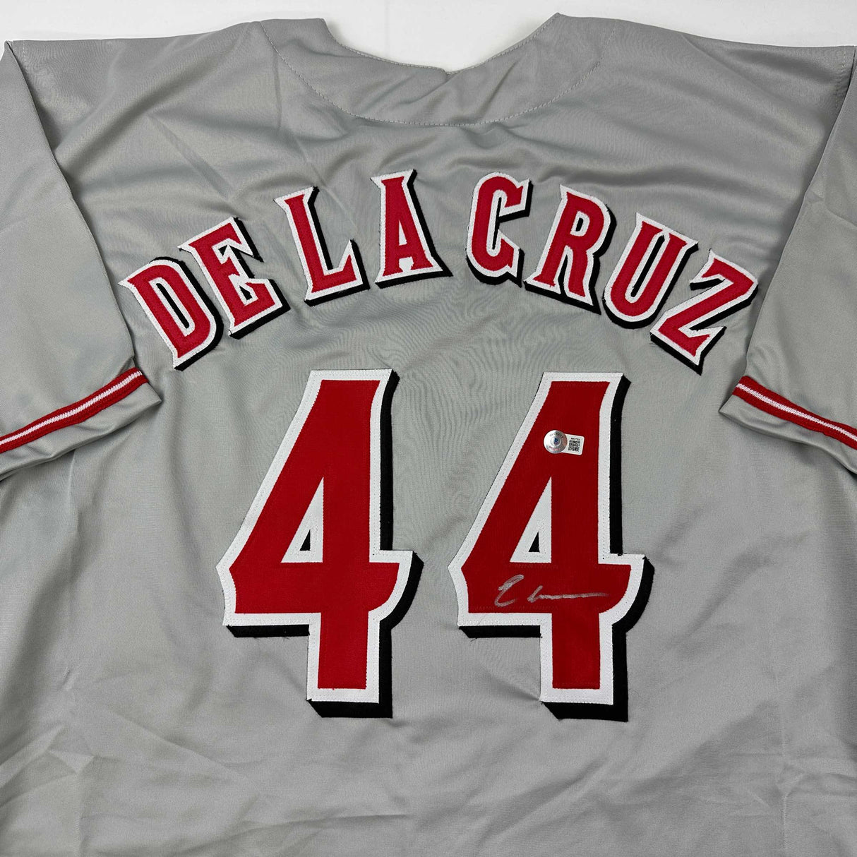 Camiseta de béisbol gris de Cincinnati autografiada/firmada de Elly De La Cruz Beckett BAS COA