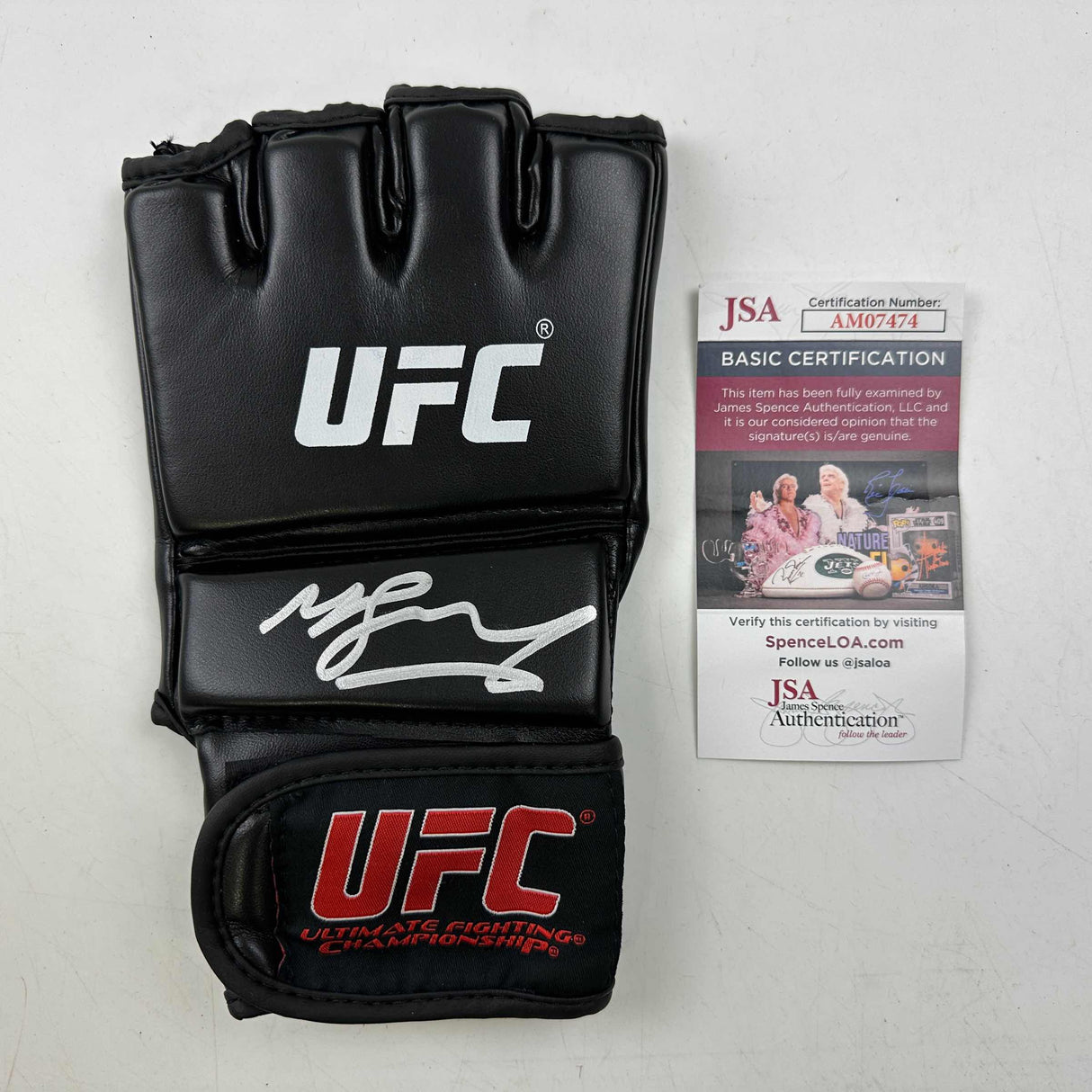 Guante de combate negro de MMA de UFC autografiado/firmado por Michael Bisping JSA COA Auto