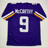 Camiseta de fútbol morado de Minnesota autografiada/firmada por JJ McCarthy (COA)
