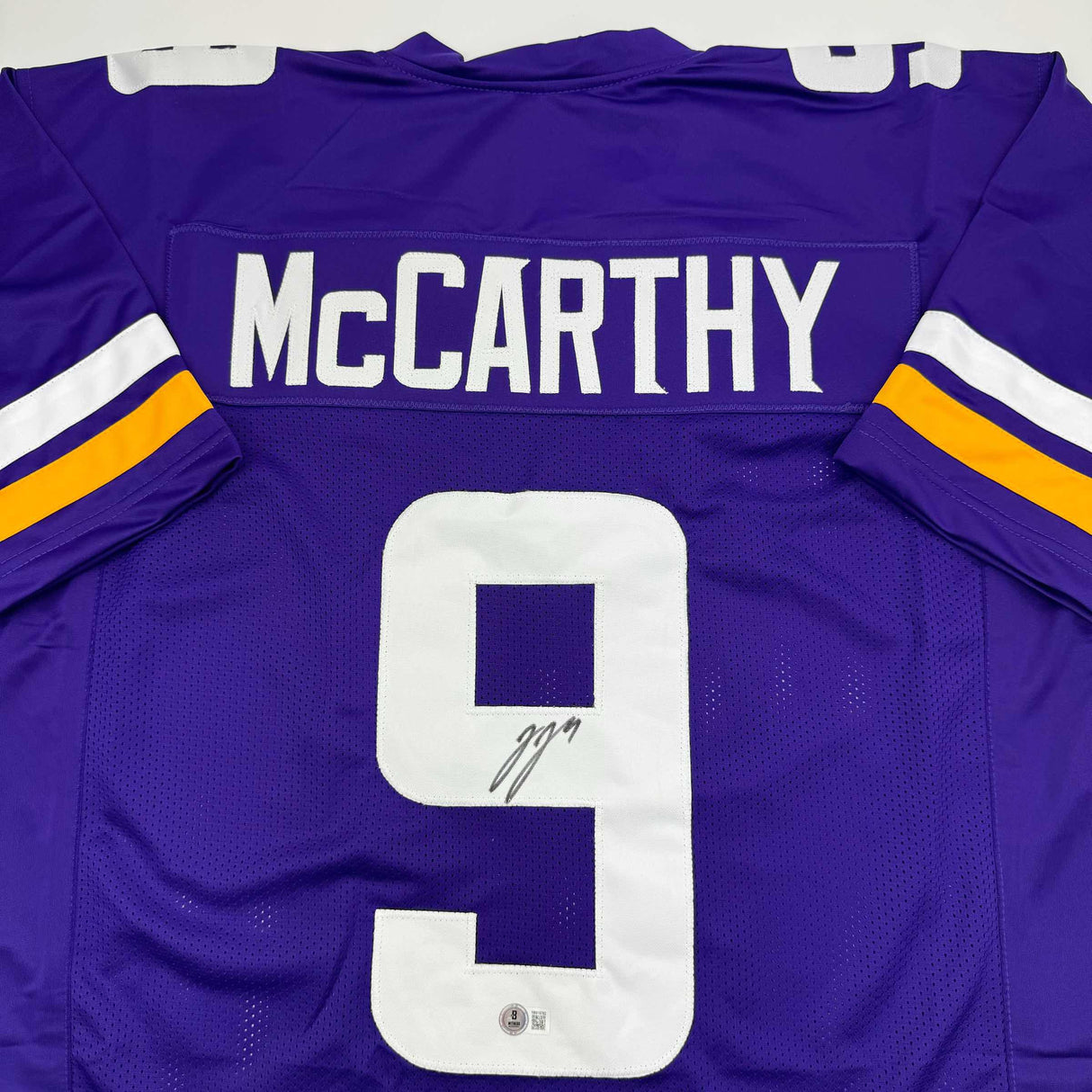 Camiseta de fútbol morado de Minnesota autografiada/firmada por JJ McCarthy (COA)