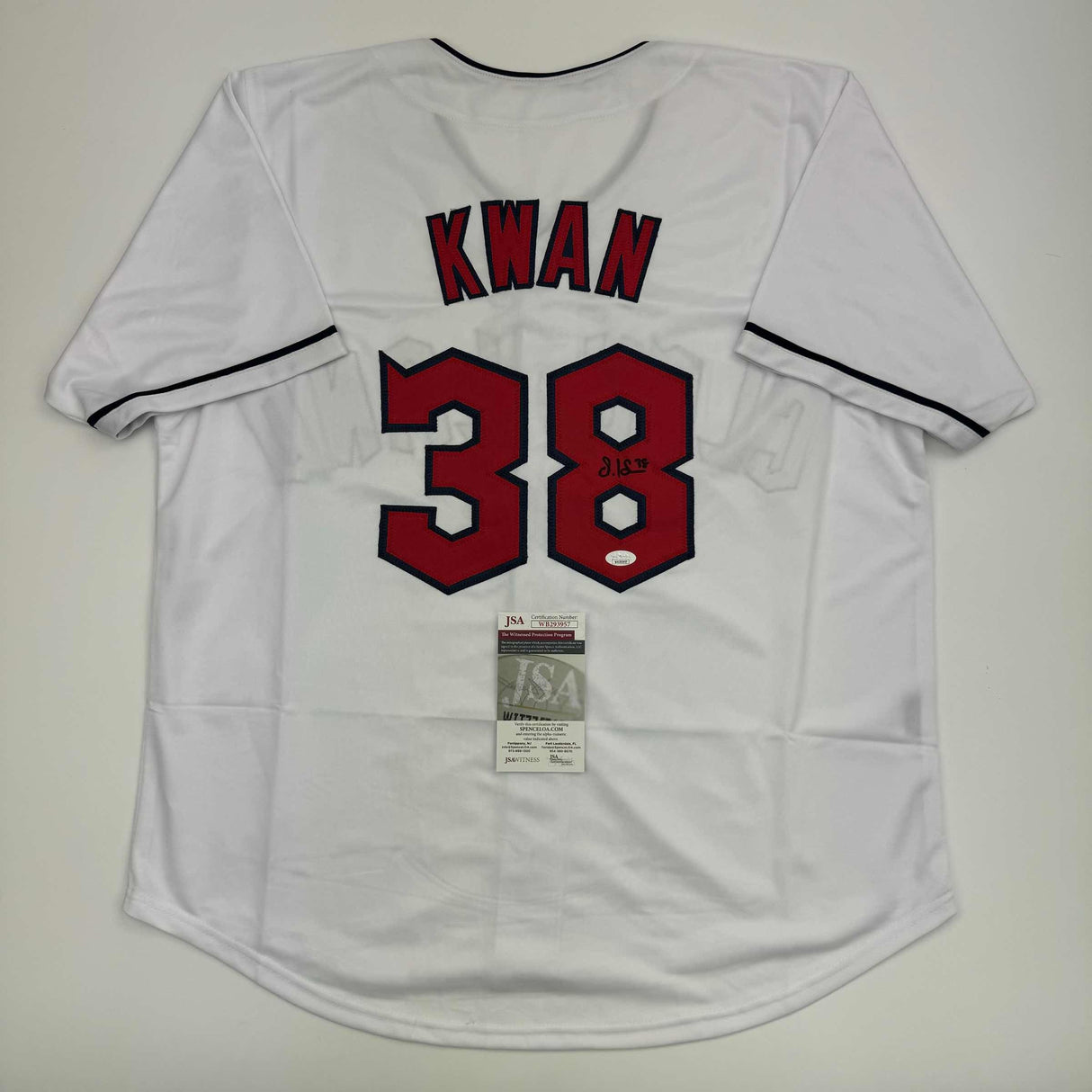 Camiseta de béisbol blanca de Cleveland autografiada/firmada por Steven Kwan (JSA COA)