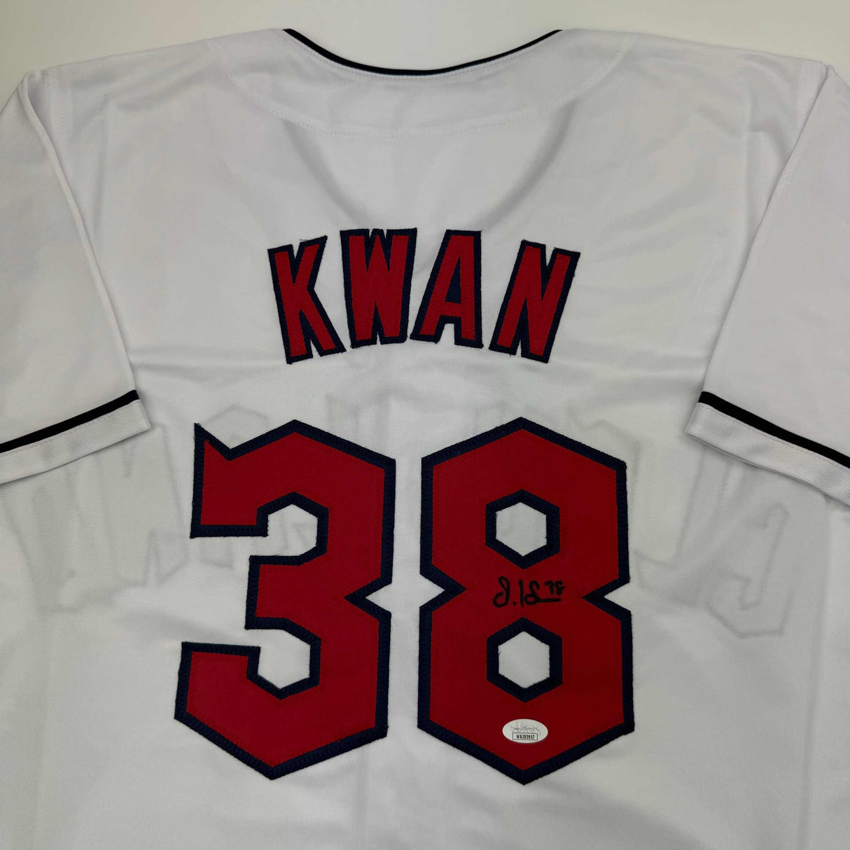 Camiseta de béisbol blanca de Cleveland autografiada/firmada por Steven Kwan (JSA COA)