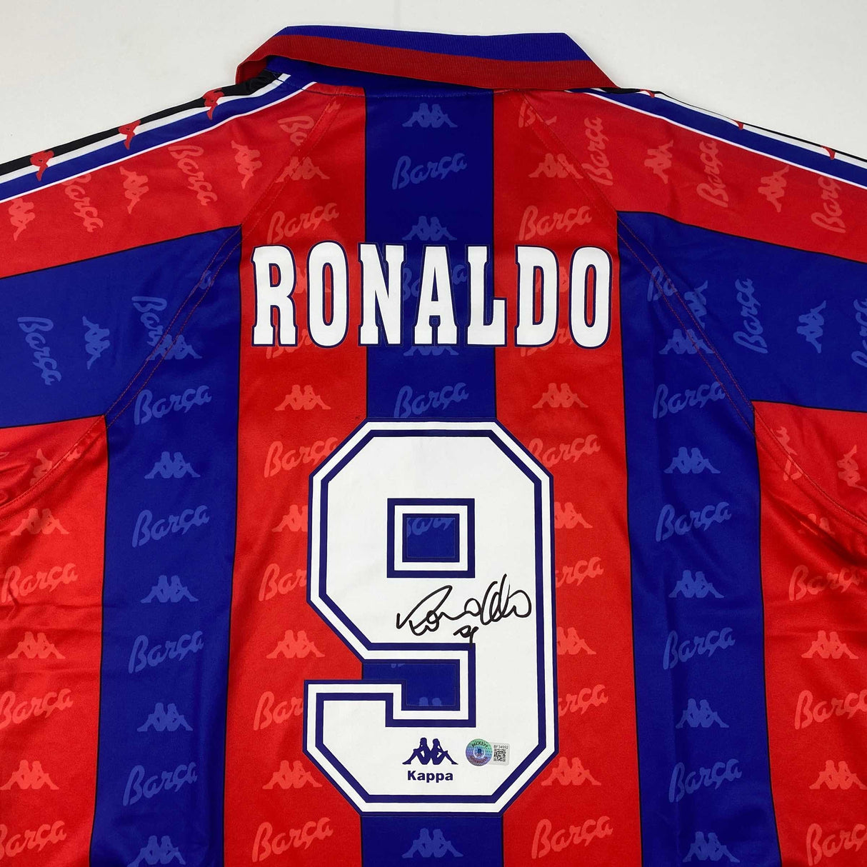Camiseta de fútbol roja/azul del FC Barcelona de Ronaldo Nazario autografiada/firmada Beckett BAS COA