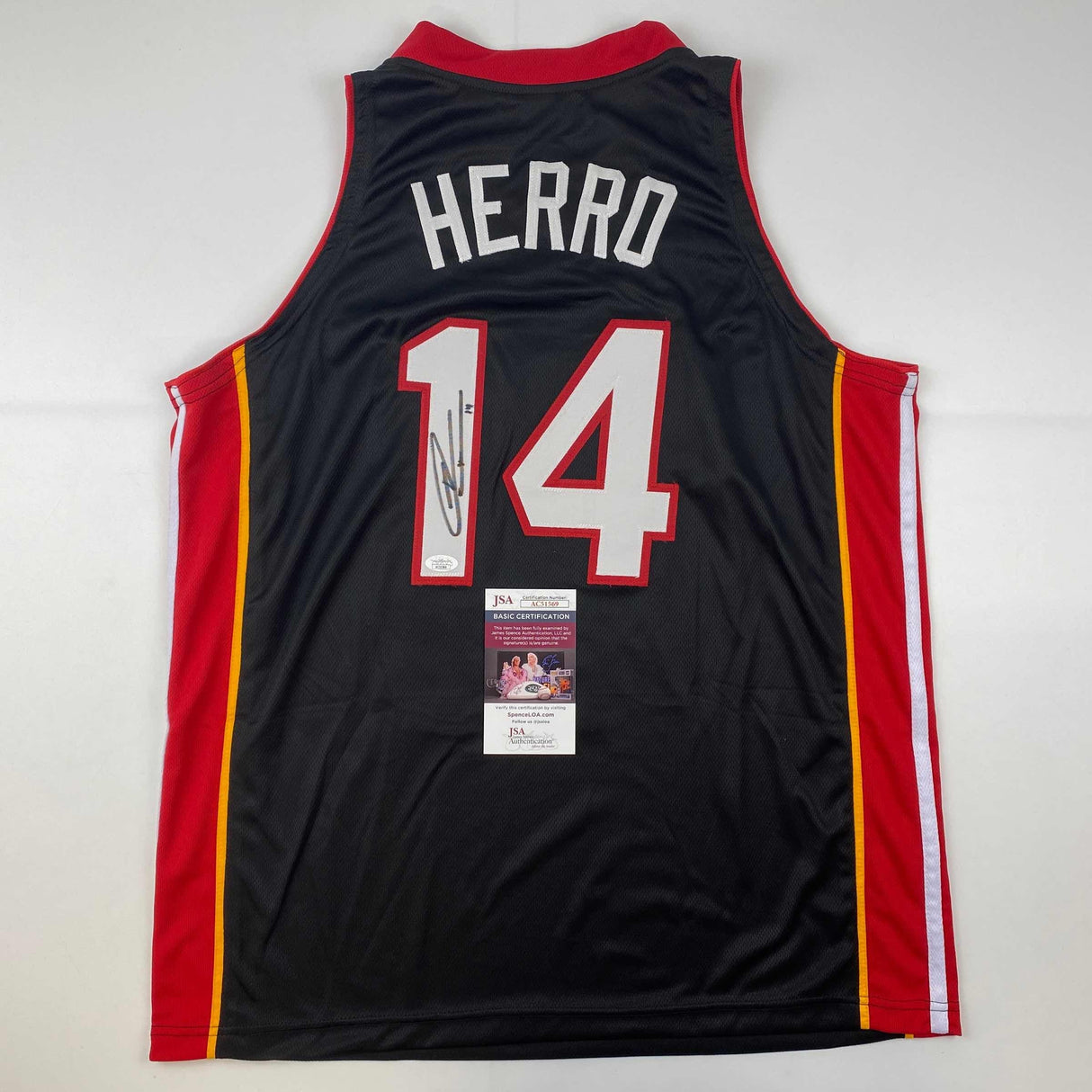 Camiseta de baloncesto negra de Tyler Herro Miami autografiada/firmada JSA COA