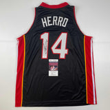 Camiseta de baloncesto negra de Tyler Herro Miami autografiada/firmada JSA COA