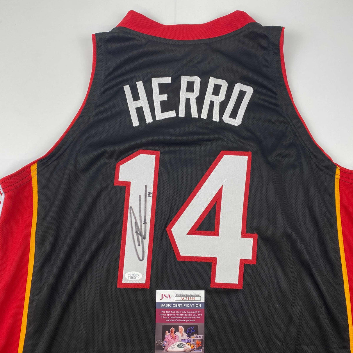 Camiseta de baloncesto negra de Tyler Herro Miami autografiada/firmada JSA COA