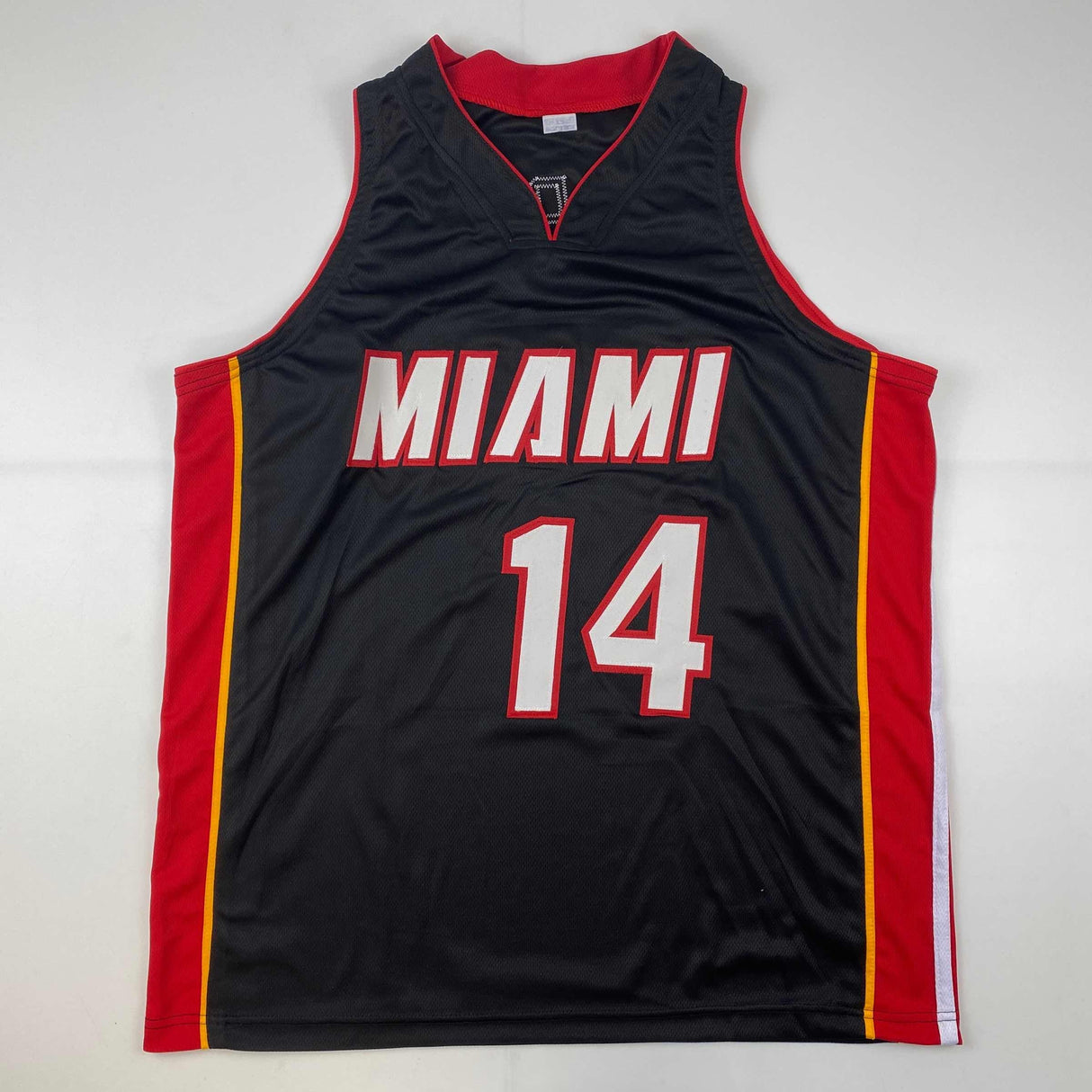 Camiseta de baloncesto negra de Tyler Herro Miami autografiada/firmada JSA COA