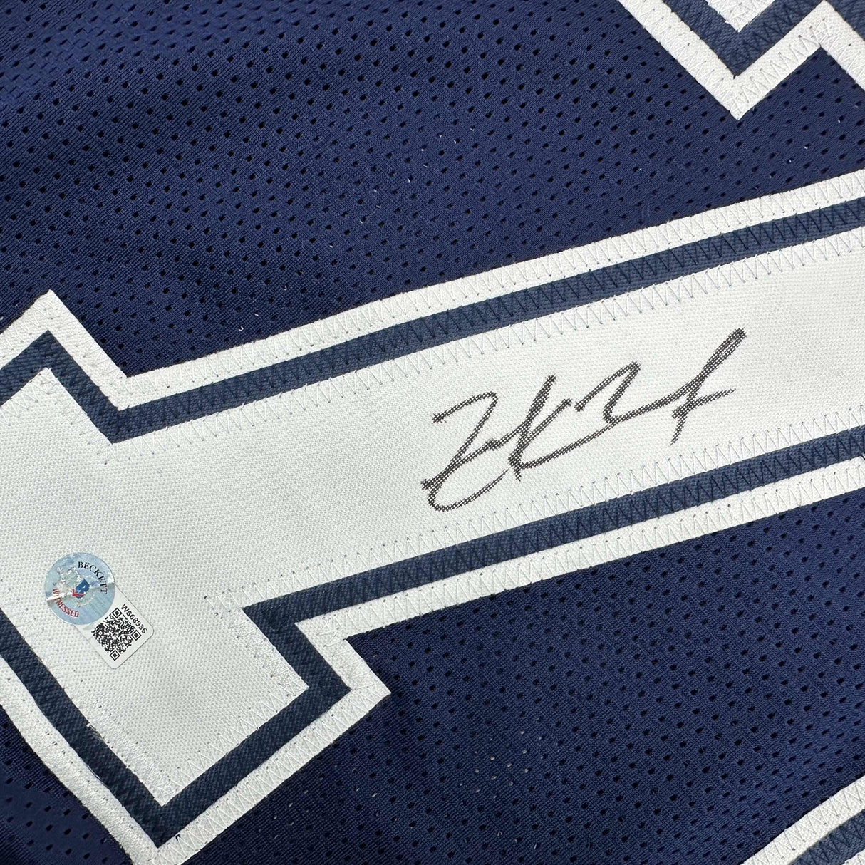 Camiseta de fútbol azul autografiada/firmada de Zack Martin Dallas Beckett BAS COA