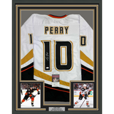 Camiseta de hockey blanca de Anaheim de Corey Perry, enmarcada, autografiada y firmada, 35 x 39, JSA COA