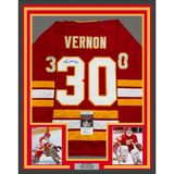 Camiseta de hockey roja de Calgary, enmarcada, autografiada y firmada por Mike Vernon, 35 x 39, JSA COA