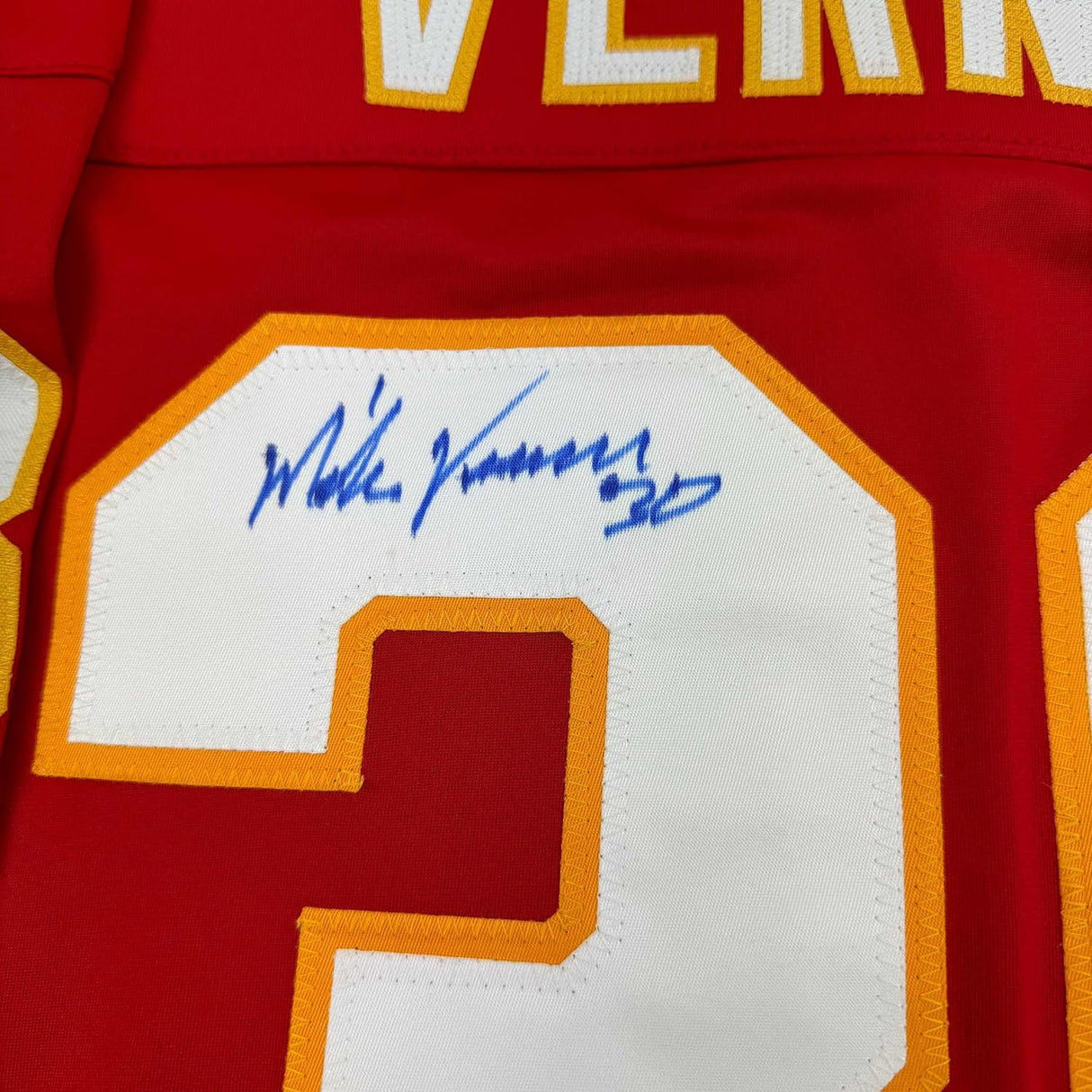 Camiseta de hockey roja de Calgary, enmarcada, autografiada y firmada por Mike Vernon, 35 x 39, JSA COA