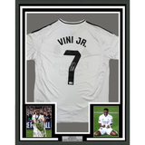 Camiseta de fútbol blanca del Real Madrid Beckett BAS COA enmarcada y autografiada de Vini Vinicius Jr. #7 35x39