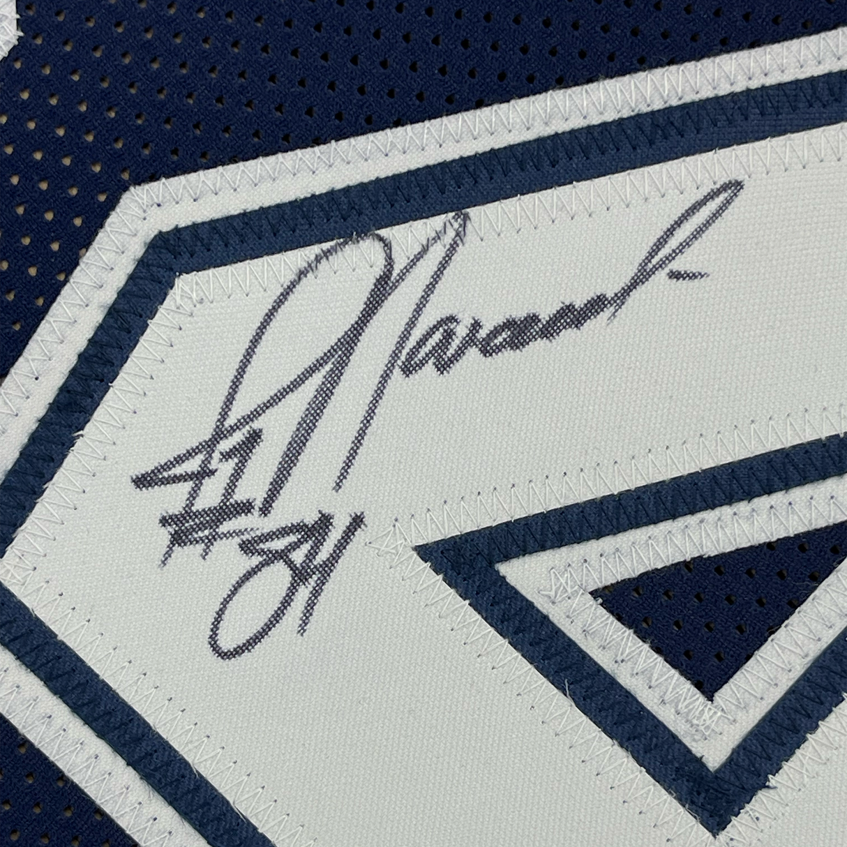 Camiseta de fútbol azul oscuro de Dallas, enmarcada, autografiada y firmada por Jay Novacek, 35 x 39, JSA COA