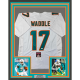 Camiseta de fútbol blanca de Miami, enmarcada, autografiada y firmada por Jaylen Waddle, 35 x 39, JSA COA