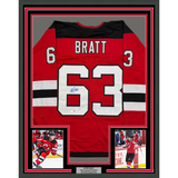 Camiseta de hockey roja de Nueva Jersey Beckett BAS COA enmarcada, autografiada y firmada por Jesper Bratt, 35 x 39