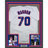 Camiseta de béisbol de rayas de Chicago de Joe Maddon, enmarcada, autografiada y firmada, 35 x 39, JSA COA