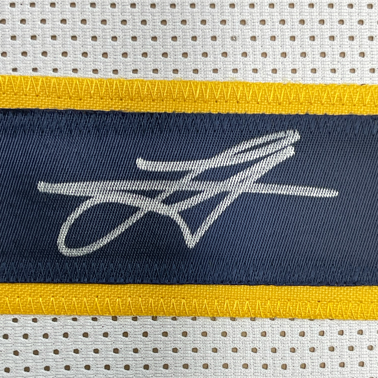 Camiseta de baloncesto blanca de Denver, enmarcada, autografiada y firmada por Nikola Jokic, 35 x 39, JSA COA